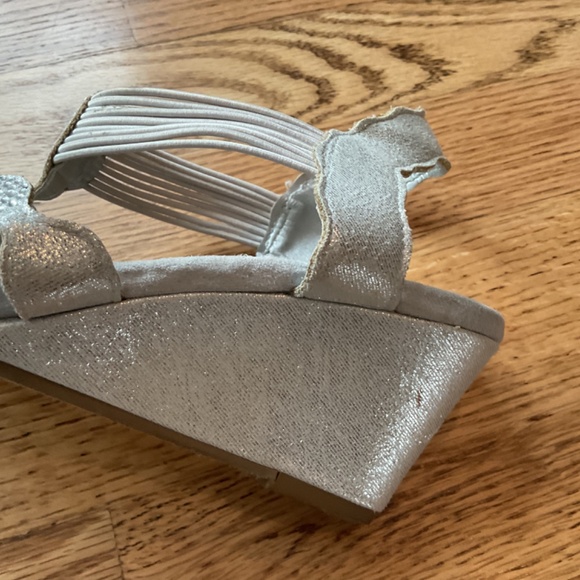 Silve wedge heels NY transit size 7.5 - Picture 6 of 7